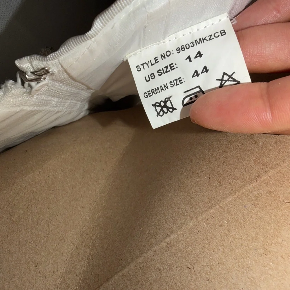 Essence of Australia Wedding Dress - Picture 2 of 7